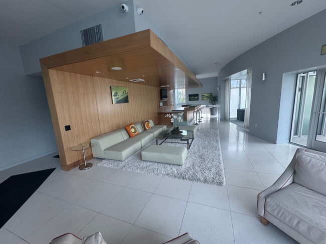 Building Photo - 810 E Palm Canyon Dr