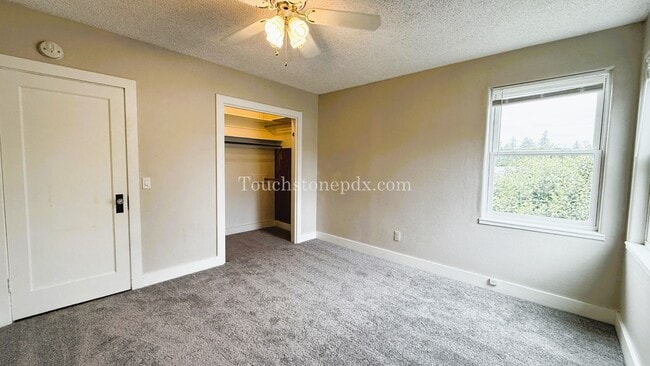 Building Photo - Lovely 3BD|1BA Home in Oregon City w/Basem...