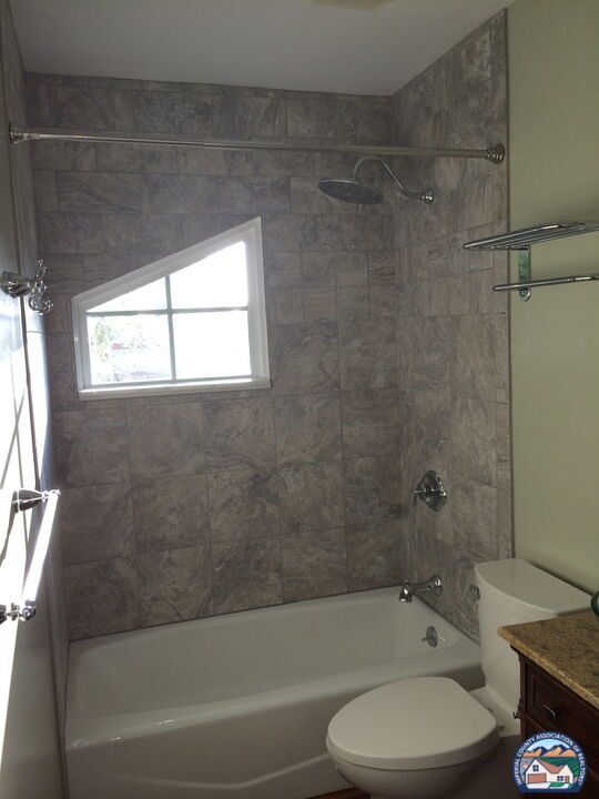 Building Photo - 1075 Hayes Ave