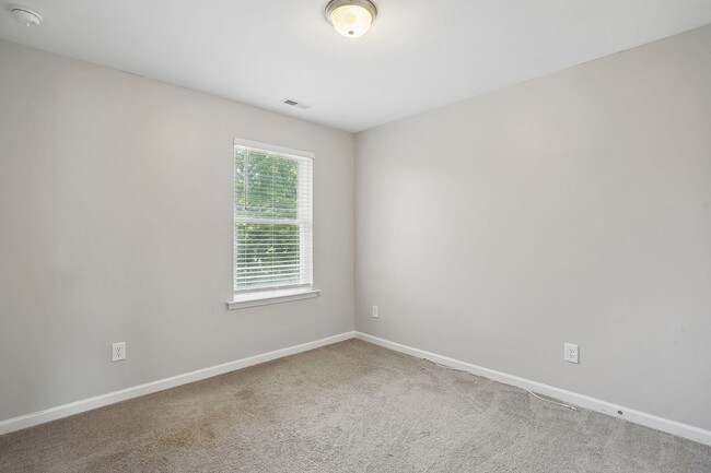 Building Photo - AVAILABLE-GREAT HOME IN THE HEART OF RALEI...