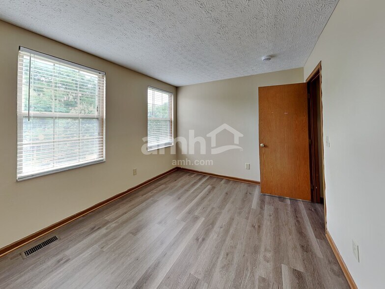 Building Photo - 8190 Pelham Dr