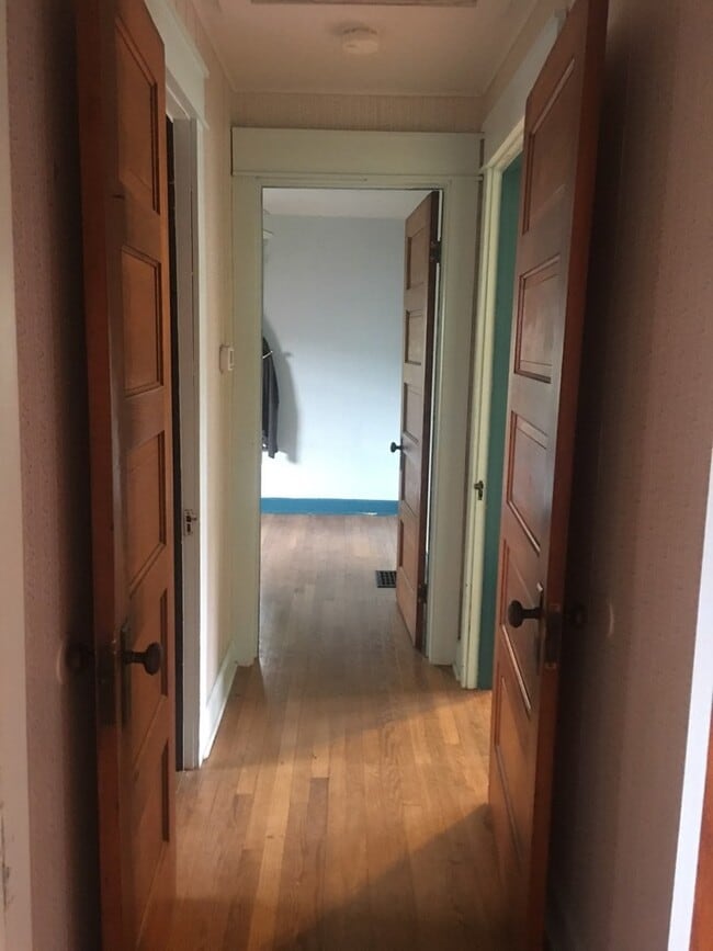 Building Photo - 2 bedroom, 1 bath Bungalow - Available Now!