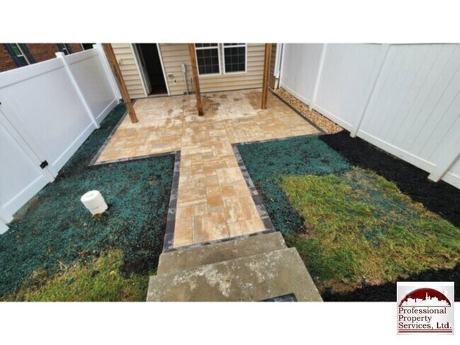 Building Photo - Beautiful Luxury Townhome Near Everything!