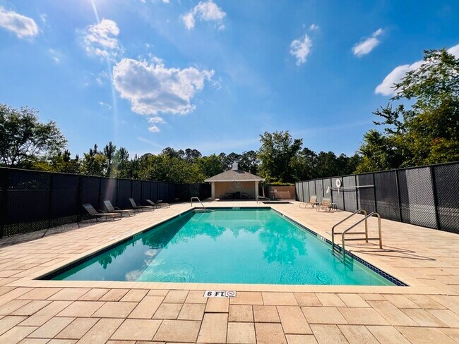 Building Photo - Completely Renovated 3 Bed 2 Bath Condo