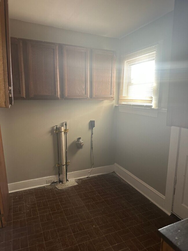 Building Photo - Spacious Home! W/D Hook-Up! Available Now!