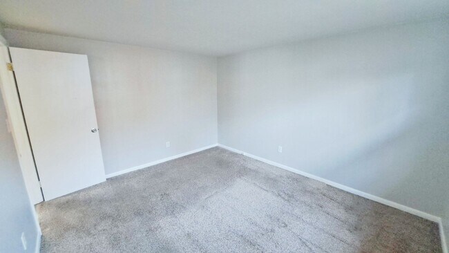 Building Photo - 400-404 Moul Avenue