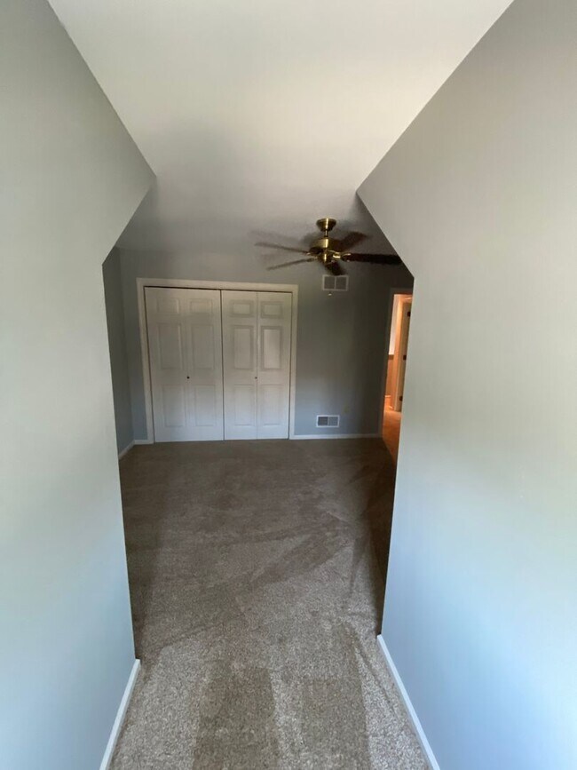 Building Photo - Beautiful 3 BR End Unit Townhouse in Summit Hills!