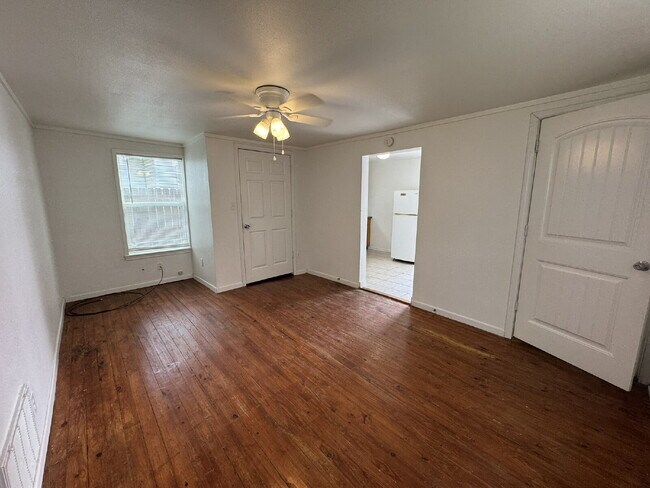 Building Photo - Spacious, quiet downstairs unit in heart o...