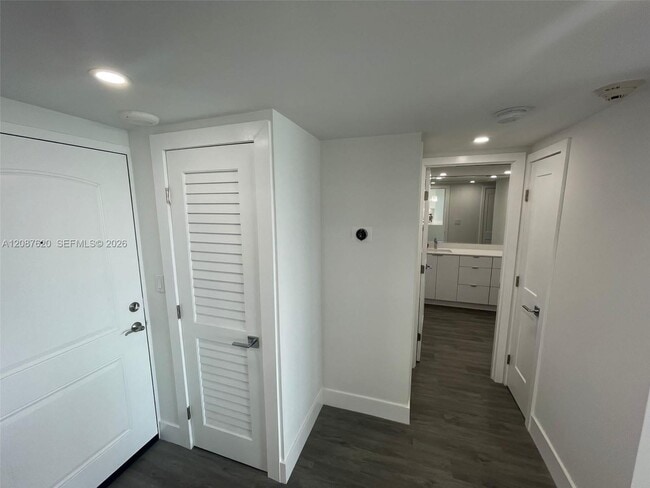 Building Photo - 100 Bayview Dr