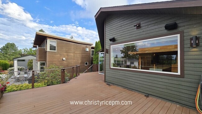 Building Photo - 609 13th Ave W
