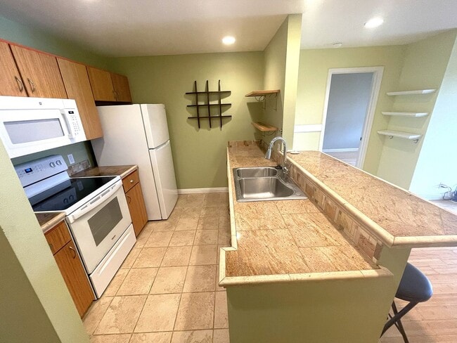 Building Photo - Kahului Ikena Unfurnished  2BR/2BA Unit Available