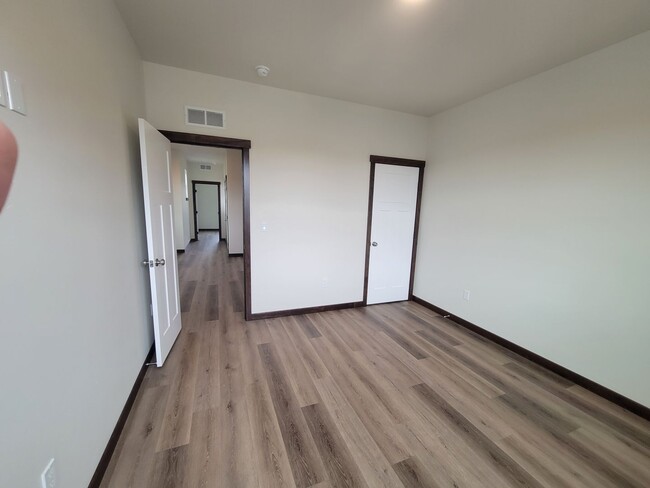 Building Photo - New 3 bedroom, 2 bathroom Town home in Pri...