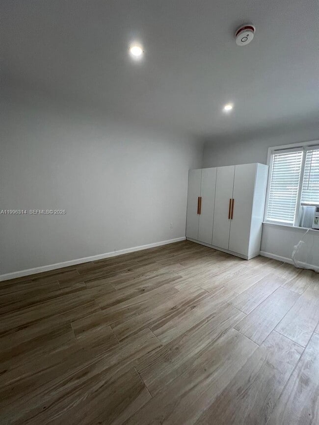 Building Photo - 811 NW 21st Ct