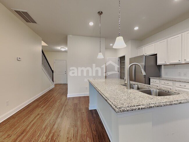 Building Photo - 4934 Trayton Ave