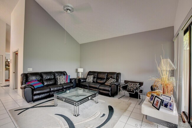 Building Photo - 22667 Meridiana Dr