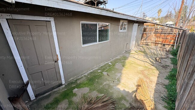 Building Photo - 3306 Gardenia Ave