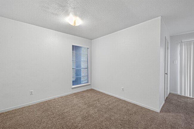 Building Photo - 3906 Glen Cove Cir