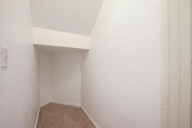 Building Photo - 537 Golden Creek Dr