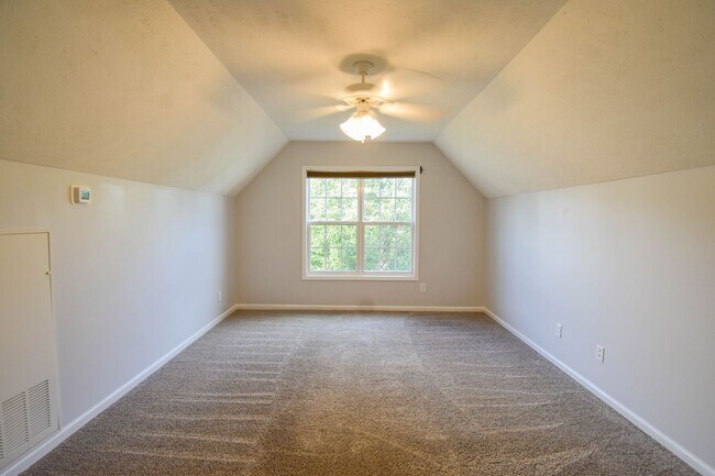Building Photo - 5 Bedroom 3 Bathroom- Small Pets Okay