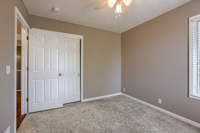 Building Photo - Must See West Omaha 5 Bedroom!!