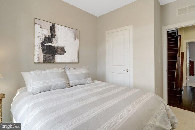 Building Photo - 2004 Potomac Ave