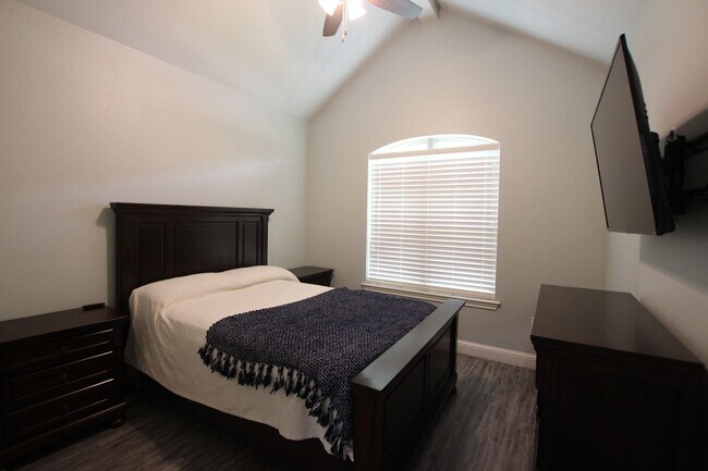 Building Photo - Coming Soon! Stunning 3 Bed 2 Bath Home on...
