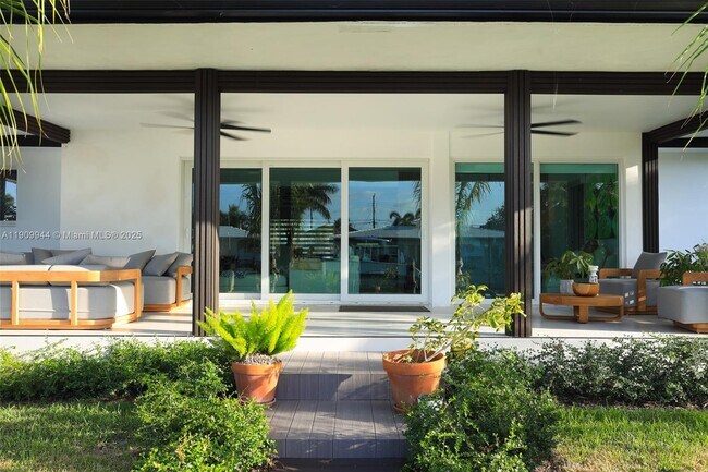 Building Photo - 2537 SE 10th Ct