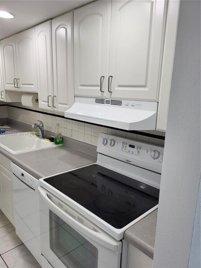 Building Photo - 3401 N Country Club Dr