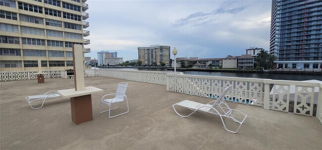 Building Photo - 1825 S Ocean Dr