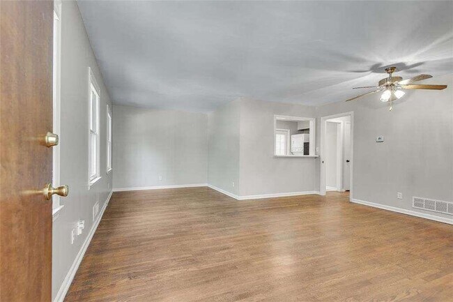 Building Photo - 799 Marstevan Dr NE