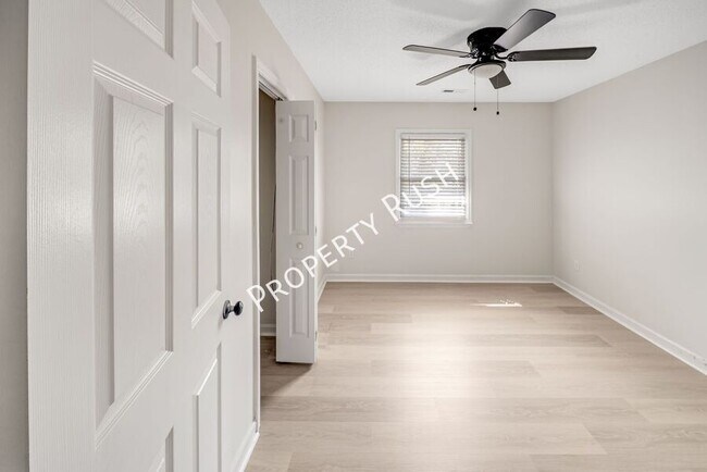 Building Photo - 1104 Queens Dr