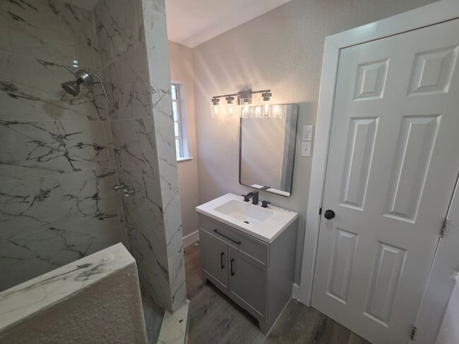 Building Photo - Charming 3-Bedroom Home on Spacious Lot Ne...