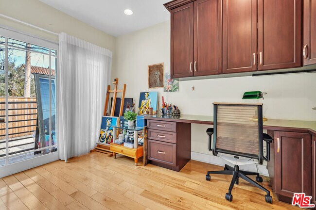 Building Photo - 326 N Doheny Dr