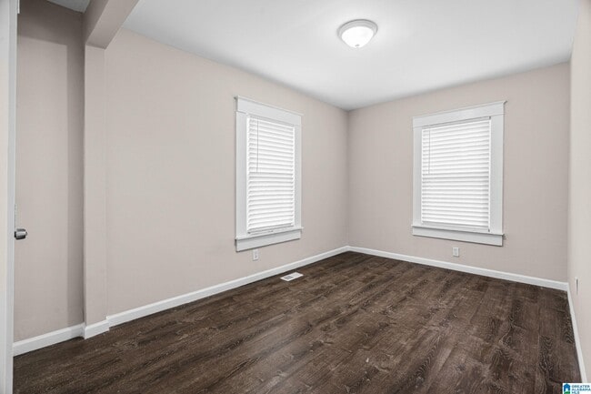 Building Photo - 528 10th Ct W