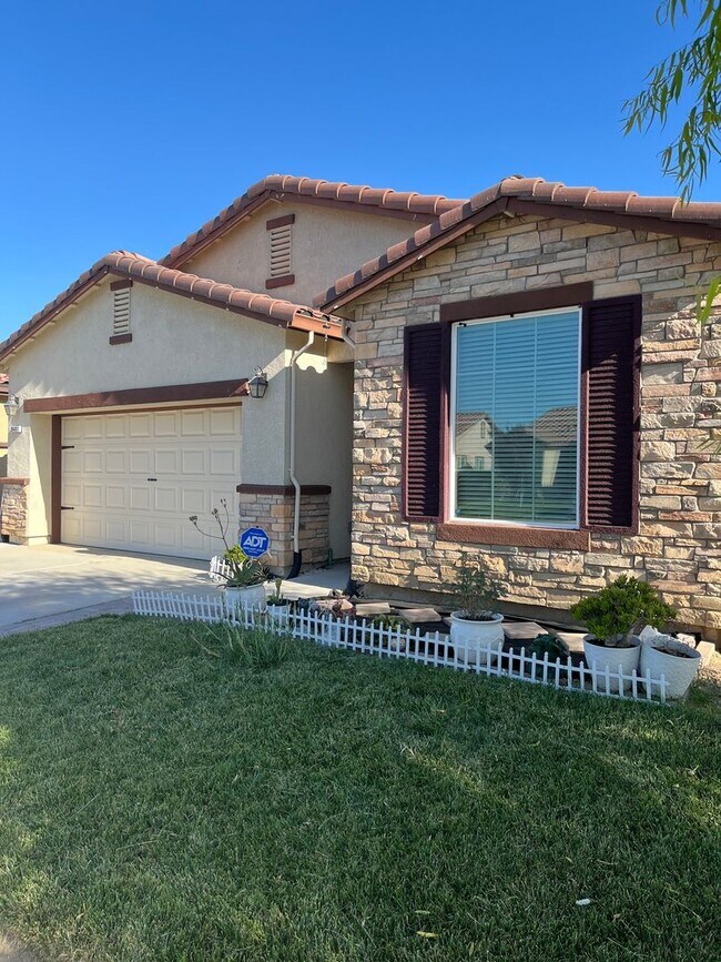 Building Photo - 2487 N Mountainside Dr