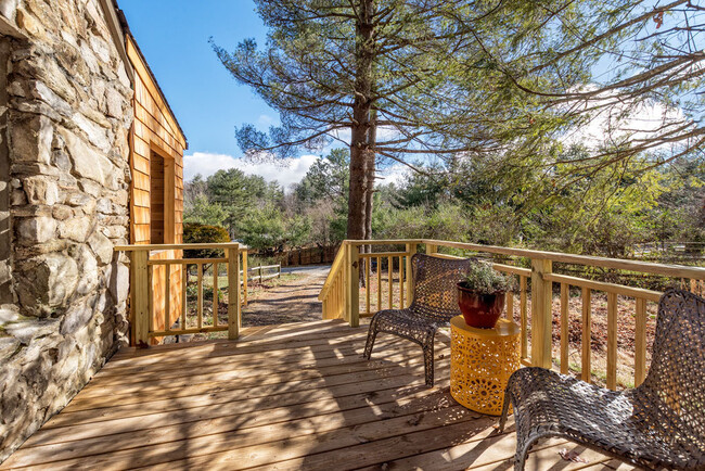 Building Photo - Updated Stone Cottage in East Asheville!