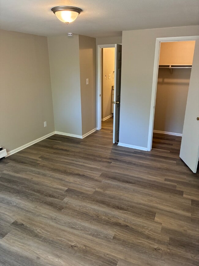 Building Photo - Updated 1 Bedroom 1 Bathroom on Ground Floor - Walkout Patio with easy access to amenities!