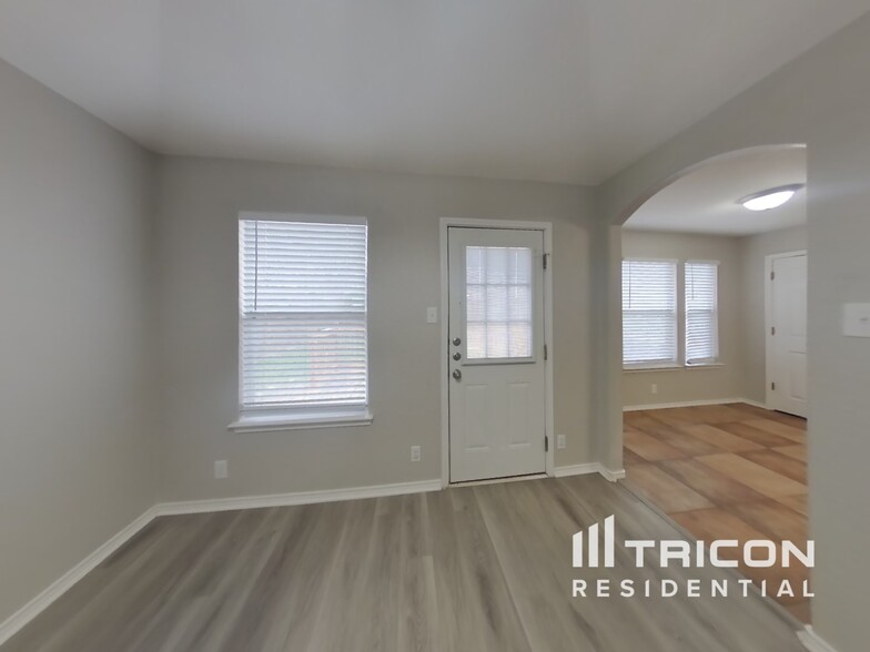 Building Photo - 10215 Chuck Wagon Ct