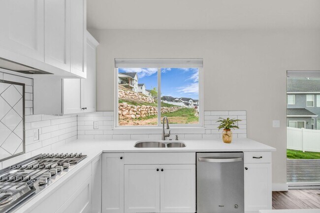 Building Photo - Spacious 6 Bed Home with Dual Kitchens, EV Charging & Modern Finishes in Layton