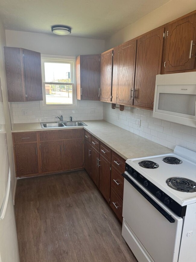 Building Photo - Newly Renovated 2 Bedroom Home Available f...