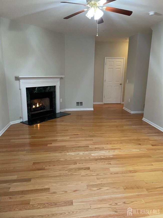 Building Photo - 301 Pinelli Dr