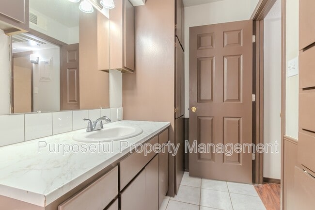 Building Photo - 514 N Ponca Ave