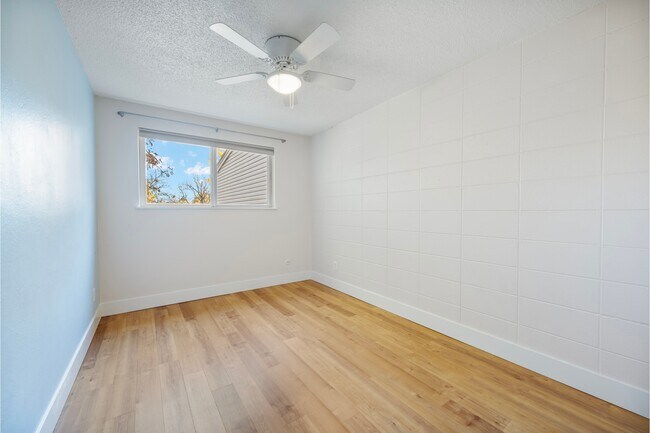 Building Photo - 926 S Curtis Rd