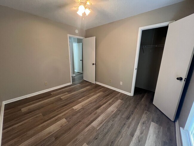 Building Photo - 3 bedroom 1 bathroom off Kicker Rd