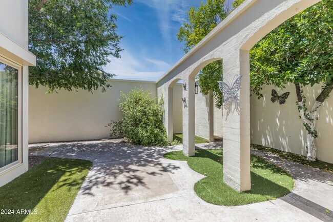 Building Photo - 6932 E Montecito Ave