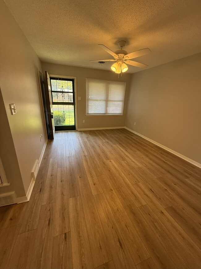 Building Photo - 8230 Elmbrook Dr