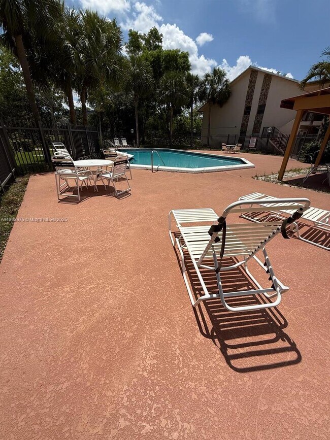 Building Photo - 3043 Riverside Dr