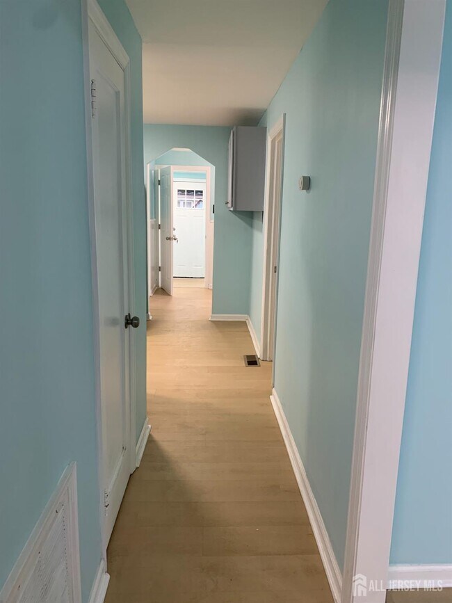 Building Photo - 47 Holly St