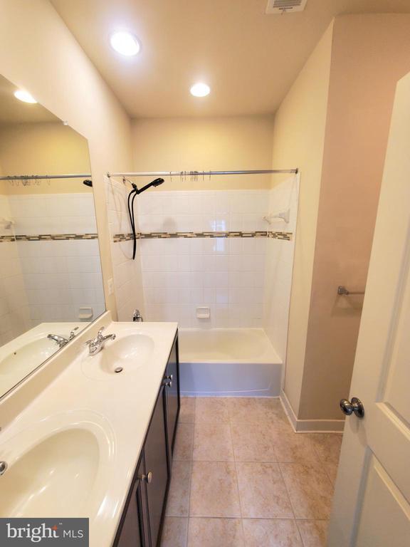 Building Photo - 135 Prado Ln