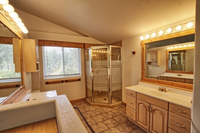 Building Photo - 3 bed 2 bath mountain rental